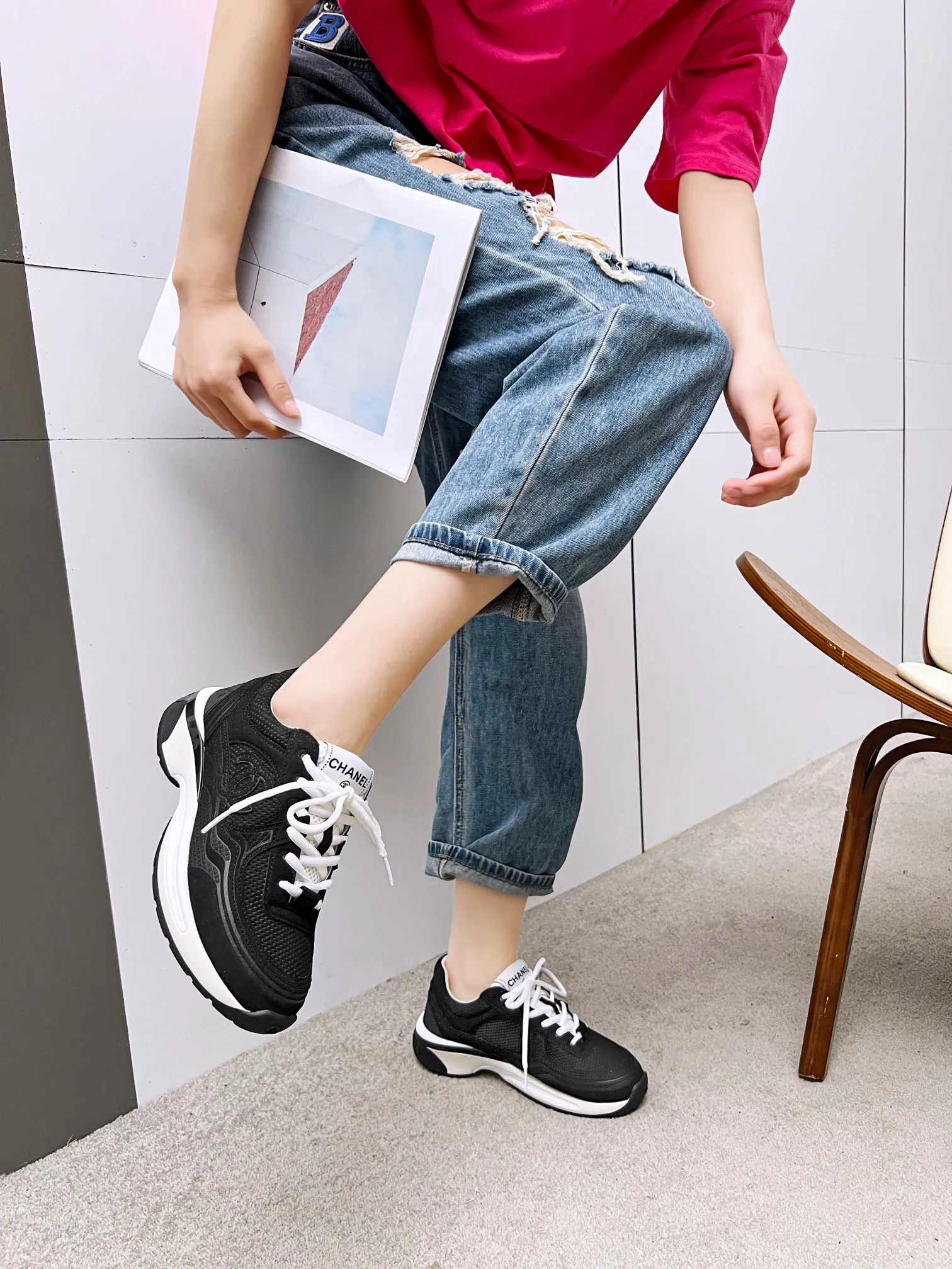 👟👟Ex-factory price 640👟👟 chanel Chanel 2024 early spring vacation series latest casual sports shoes silver white, gold white, silver gray, black and red! Incomparably beautiful and easy to wear, very light, the lining is also super soft, super comfortable, the upper is breathable, the color is high-end and durable, versatile. Upper: cowhide and cloth stitching. Inner: breathable mesh. Original foam combination outsole. Size: 35-40.